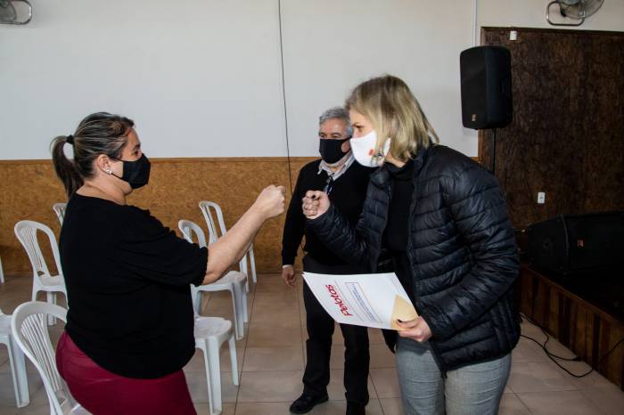 As famílias do Bairro Jardim receberam os contratos e carnês para a regularização de seus lotes nesta sexta-feira
