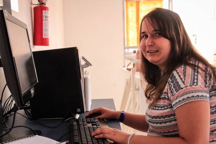 Jovem com rompimento de vínculos familiares e deficiência intelectual, moradora da Residência Inclusiva do Município, conquista vaga para Educação Física na UFPel