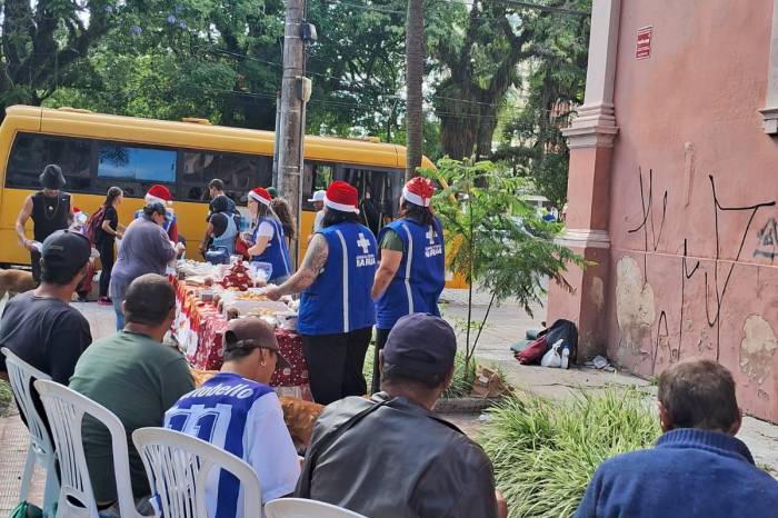 Atividade foi realizada nesta quarta-feira (18), na frente da Biblioteca Pública Pelotense, com direito a café da manhã para o público-alvo do projeto