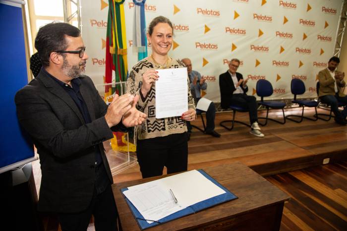 Prefeita Paula assinou o Decreto nº 6.656 que cria o Comitê Municipal de Gestão Colegiada para integrar Pelotas à Rede Nacional de Proteção e Defesa da Pessoa Idosa
