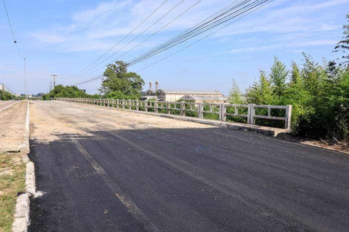 A prefeita vistoriou a conclusão da obra e retirou o primeiro cone que indicava o desvio