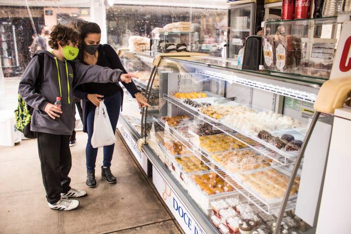 Banca com os tradicionais doces da cidade fica no calçadão até o próximo dia 17