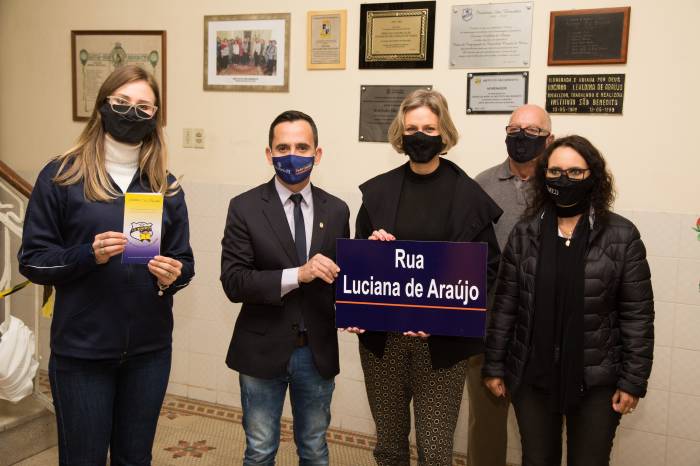 Paula esteve na sede do Instituto para acompanhar o descerramento da placa de homenagem ao aniversário da instituição