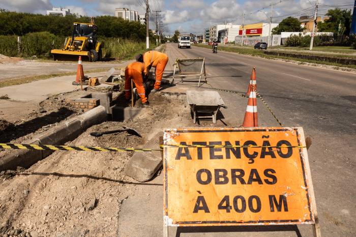 Ciclovia está em obras iniciais no canteiro da avenida