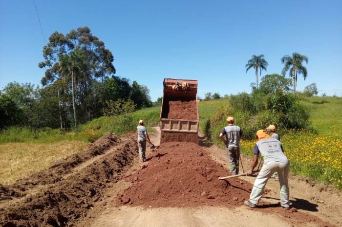 Serviços foram executados em, aproximadamente, 25 quilômetros de vias, beneficiando quatro distritos da colônia de Pelotas