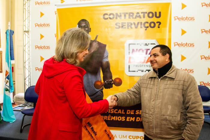 Prefeita Paula Mascarenhas entregou cheque simbólico de R$ 1 mil ao representante da iniciativa escolhida pelo ganhador do nono sorteio do programa que promove a justiça fiscal do Município