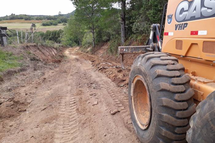 Caminhão com excesso de peso quebrou vigas. Trânsito está interrompido no local