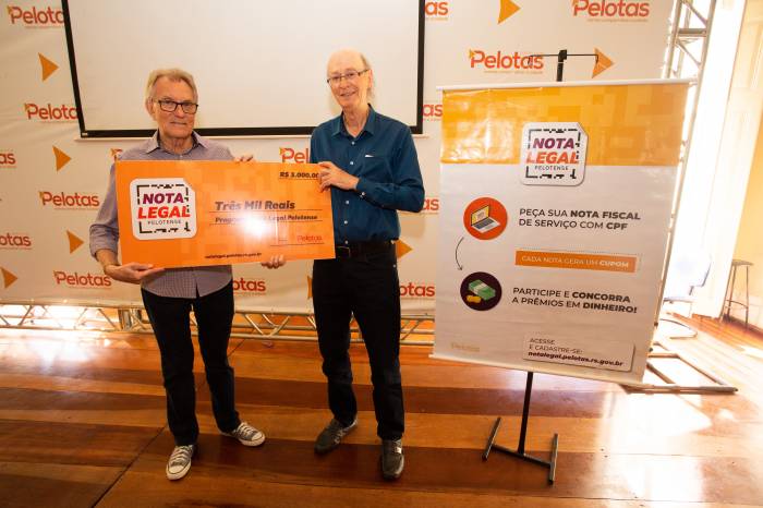 Primeiro colocado no sorteio 12 e instituição de assistência social por ele indicada receberam cheque do prefeito em exercício de Pelotas