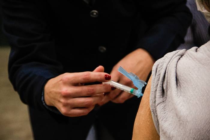 A Secretaria de Saúde do Estado entregou, nesta sexta-feira, 1.182 doses da Pfizer ao Município para aplicação de terceira dose