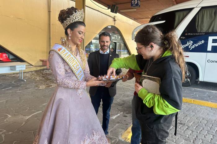 Passageiros que desembarcaram na Rodoviária de Pelotas receberam doces típicos entregues pelas baronesas da Fenadoce