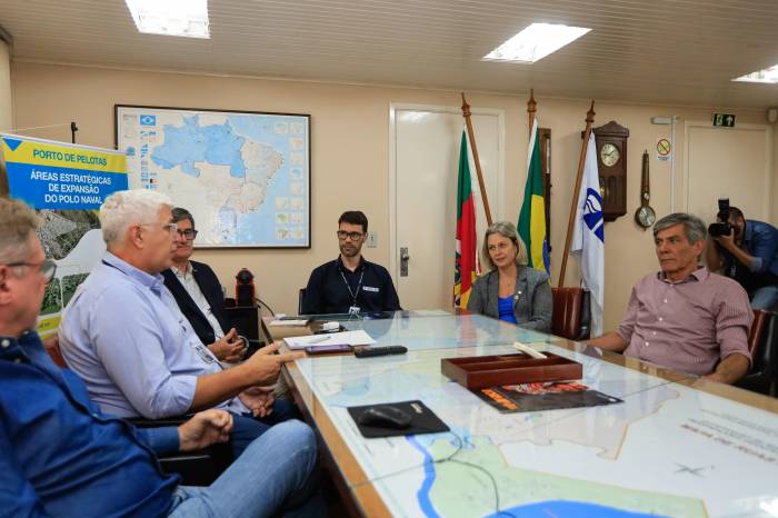 Prefeita acompanhou a assinatura de convênio entre a Portos RS e a empresa pelotense Freedom, e debateu sobre a possibilidade do novo acesso Sul em Pelotas