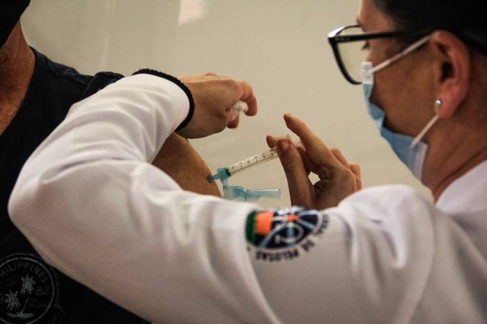 As ações desta segunda-feira (16) foram destinadas às aplicações da segunda dose em pessoas com comorbidades, que receberam a primeira dose da vacina nos dias 14 e 15 de maio e, também, para primeira dose no público com 23 anos ou mais