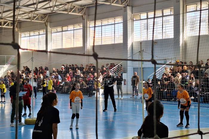 O Ginásio Municipal de Educação Karosso recebeu dez escolas, entre públicas e privadas