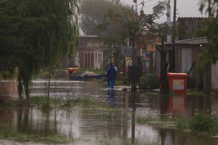 Por precaução, Defesa Civil Estadual orienta município a encaminhar contingente da Colônia Z3, Pontal da Barra, Doquinhas e sob a ponte do canal São Gonçalo a locais seguros. Dois novos abrigos serão disponibilizados pela Prefeitura neste domingo (5)