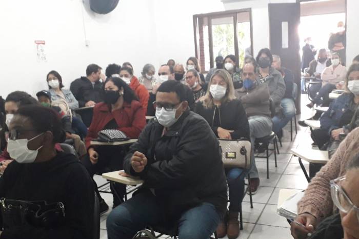 Cerca de 120 recepcionistas, que atuam no acolhimento das UBSs, participam de oficinas nesta sexta-feira