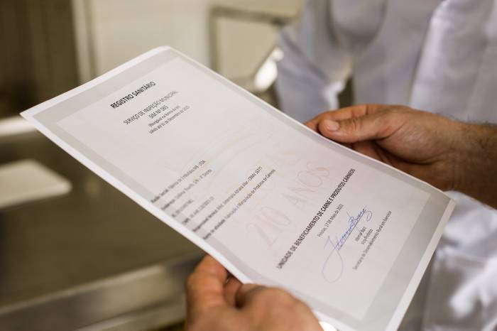 Alvarás sanitários entregues aos empreendedores contam com marca d’água em referência aos 210 anos de Pelotas