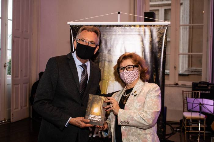 Evento cultural e literário promovido pela Bibliotheca Pública conta com apoio da Prefeitura. Ato foi marcado pelo lançamento do livro “Abrindo Caminhos”, de Laura Tonial