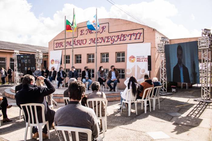 Evento contou com uma série de ações, na Emef Mário Meneghetti. Durante a ocasião, a prefeita Paula Mascarenhas assinou termo de compromisso para adesão com o projeto Pé de Infância, da Rede Urban95