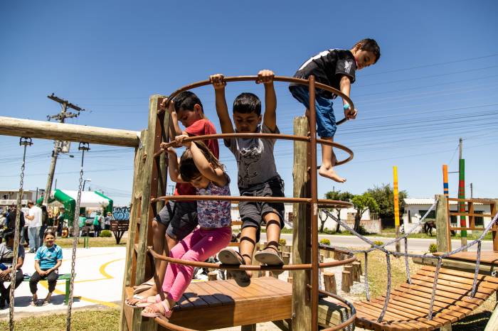 Comunidade da Bom Jesus e Jardim Europa ganham espaço de lazer infantil interativo ao lado da caixa d'água da rua Mário Peiruque