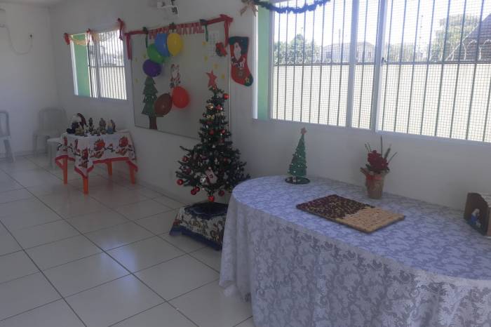 Na festa de Natal teve presentes, lanche e muita diversão