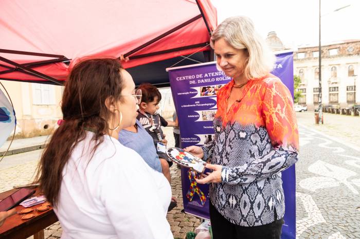 Atividade do Centro de Atendimento ao Autista foi realizada no Largo do Mercado e contou com exposição de obras de arte dos alunos