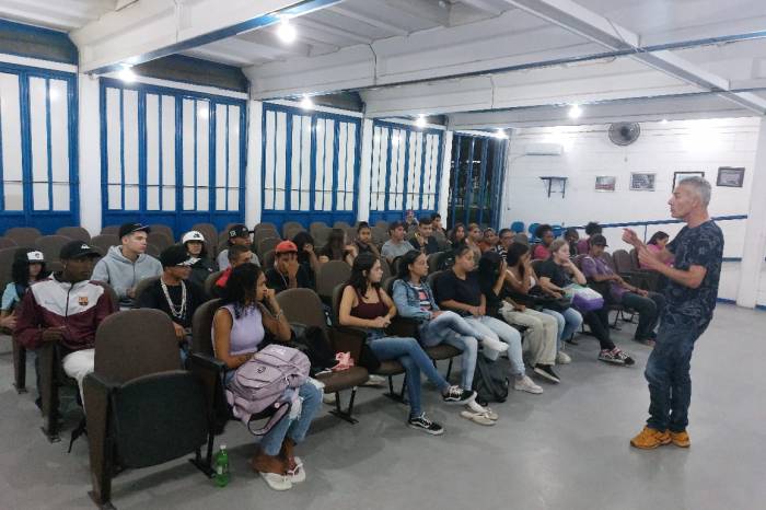 Modalidade também oferece atividades para reforçar os conhecimentos adquiridos e a realização de cursos profissionalizantes