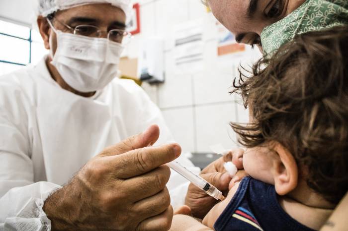 A partir do dia 8 de agosto, em Pelotas, crianças de 1 a 5 anos podem receber a vacina que protege da paralisia infantil. Crianças e adolescentes menores de 15 anos também poderão atualizar a caderneta de vacinação