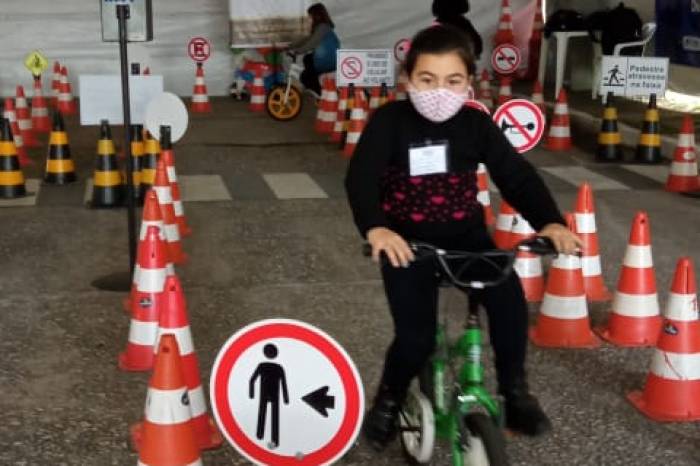 Estande da Secretaria de Transporte e Trânsito está com a Escolinha à disposição. Cerca de sete mil crianças já visitaram o local