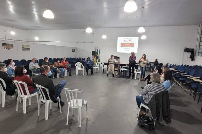 Município apresentou o programa, que integra o Pacto Pelotas pela Paz, a coordenadores da modalidade de ensino de jovens e adultos, a fim de disponibilizar cursos e atividades sobre empreendedorismo