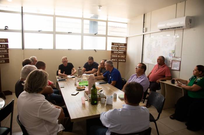 Vice-prefeito e secretário de Desenvolvimento Rural, Idemar Barz, promove reunião de trabalho com os oito administradores distritais
