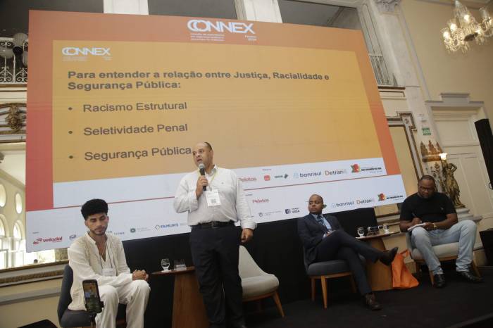 Palestrantes apresentaram problemas atuais da sociedade que se relacionam com fatores históricos herdados do Brasil colonial