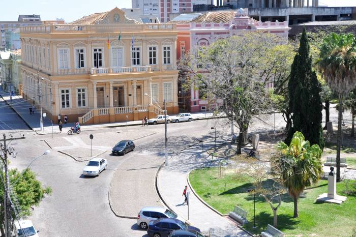 Benefício será pago sexta-feira (20). Quem optar por não aderir ao empréstimo terá a gratificação parcelada em dez vezes a partir de fevereiro