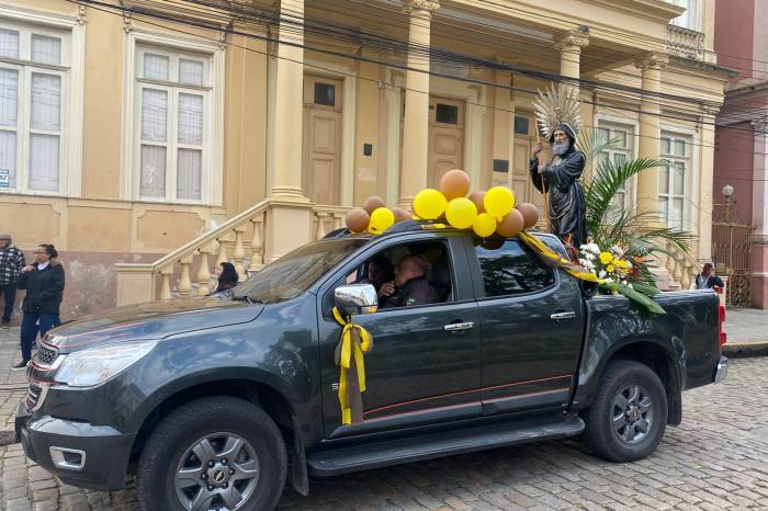 Santo considerado o padroeiro da cidade foi celebrado com carreata que percorreu as principais vias do município nesse sábado