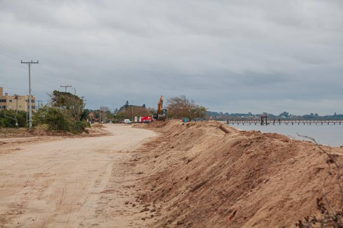 Obras de contenção estão sendo realizadas pela Prefeitura