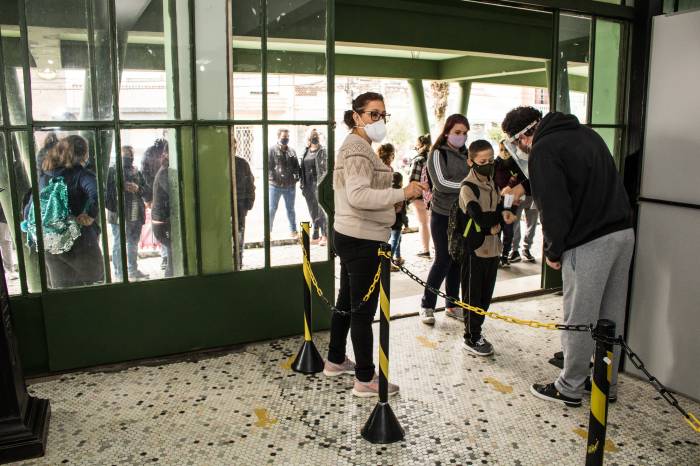 Maior escola da rede municipal abriu as portas para os alunos do Pré ao 5º ano do Ensino Fundamental nesta terça-feira