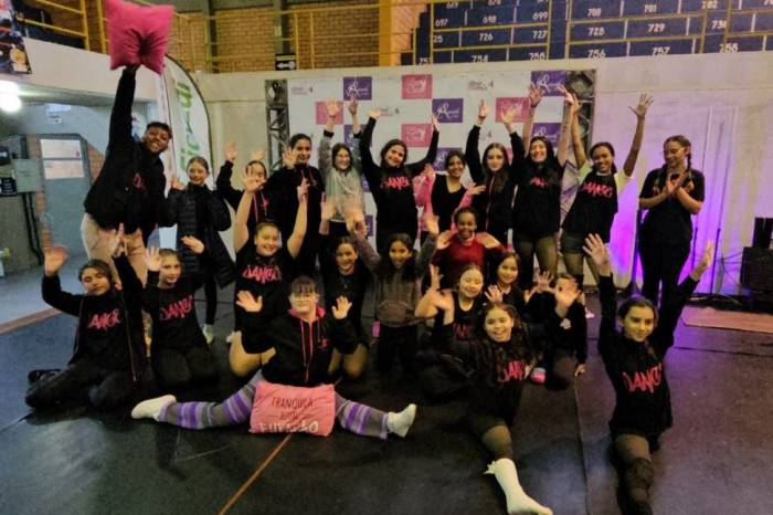 Uma equipe com 22 dançarinas esteve em evento na cidade de Bagé