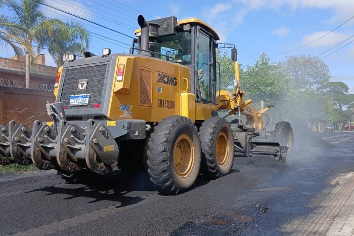 Equipes da Secretaria de Obras também trabalharam em reparos em vias de blocos de concreto, tapa-buracos paliativos e ajudaram outras secretarias