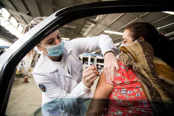 2 mil doses serão disponibilizadas ao público com as comorbidades definidas pelo Plano Estadual de Vacinação e às pessoas com Deficiência Permanente cadastradas no BPC, com idade entre 53 e 40 anos, no drive-thru. Vacinação também acontece nas escolas municipais