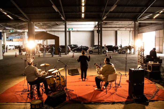 Público que recebe vacina no Centro de Eventos poderá acompanhar dois shows de música ao vivo, a partir das 8h