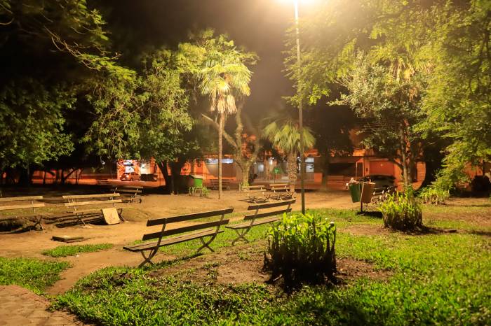 Equipes da Prefeitura trabalharam durante dois dias na praça para recuperar instalações e luminárias