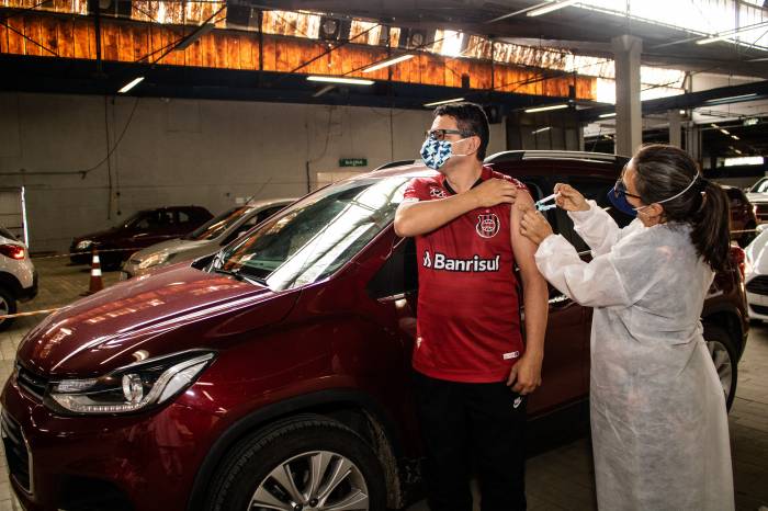 Ação desta quarta-feira (29) foi destinada para aplicação da segunda dose em pessoas de 49 e 48 anos ou mais, no drive-thru de vacinação. Já nos bairros, a proteção foi para residentes de Pelotas com 51 e 50 anos