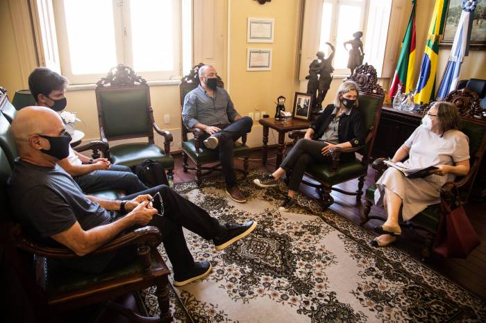 No encontro, foram debatidas ideias para melhorar o ambiente de negócios da construção civil no Município. A prefeita também ouviu solicitações dos representantes do Sindicato
