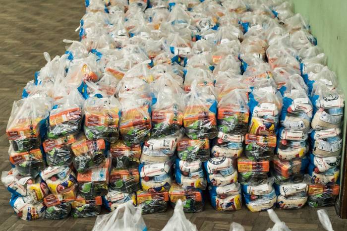 Prefeitura orienta todas as famílias dos alunos de escolas municipais a retirarem seus kits de alimento, independente da situação social. Outros projetos atendem exclusivamente famílias de alunos mais vulneráveis