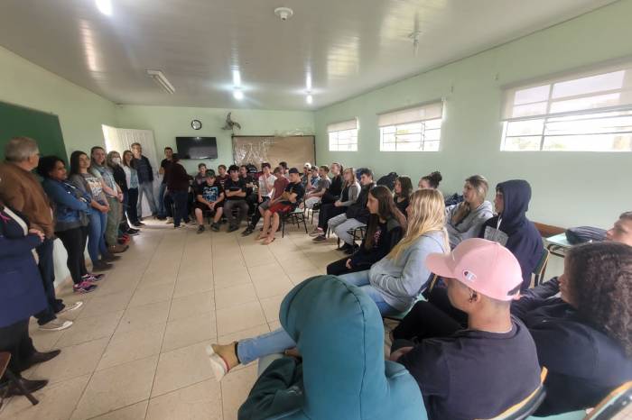Profissionais da Secretaria de Desenvolvimento Rural palestram e promovem atividades com alunos da Escola Doutor Berchon