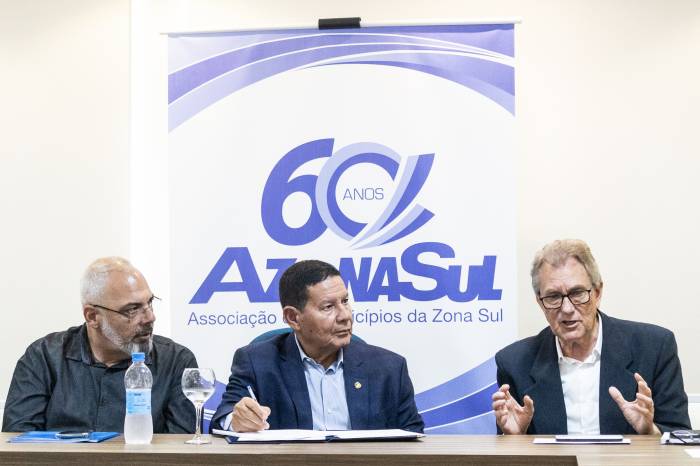 Em reunião da Azonasul, senador se comprometeu em incluir a região na destinação de recursos referentes a emendas