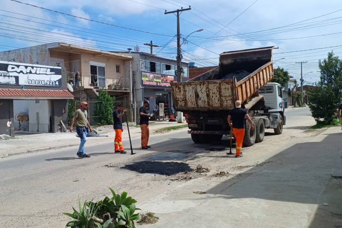 Equipes atuam para melhorar as condições de tráfego da av. Ulysses Guimarães, no Dunas, e rua Clio Fiori Druck, na zona norte