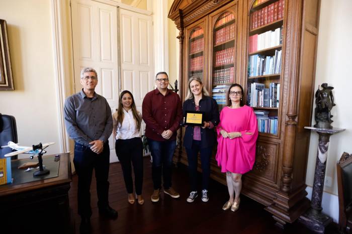 Gestora recebeu placa de gratificação pelo apoio destinado à categoria durante os dois mandatos