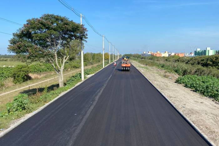 Trecho de 600 metros, onde estão localizadas habitações à beira do canal, será asfaltado quando forem entregues as moradias novas. Obras continuam e já começou a construção de quebra-molas