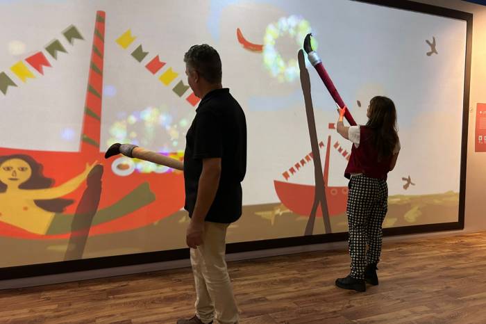 Grupo de docentes viveu a experiência imersiva desta exposição em cartaz no Farol Santander, em Porto Alegre