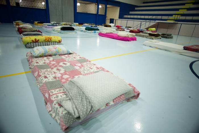 Também são necessários roupas de cama, cobertores, toalhas e kits de higiene